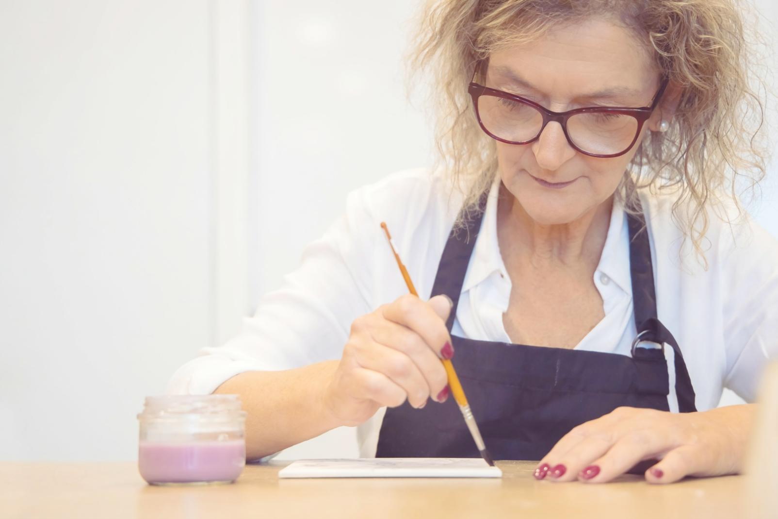 Espacio de trabajo creativo con ilustraciones